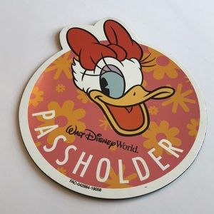 Disney’s Daisy passholder magnet